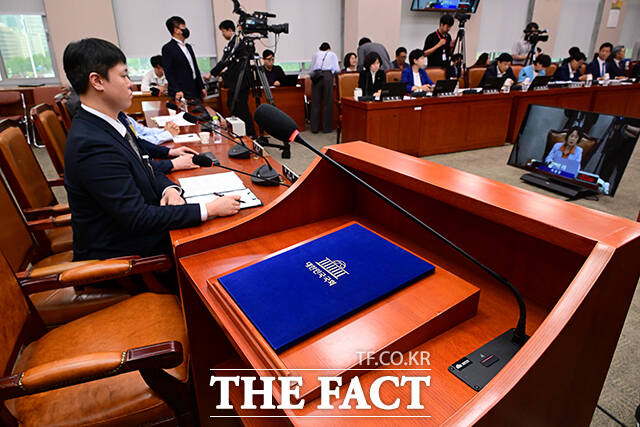 30일 오후 서울 여의도 국회 법제사법위원회에서 조희대 대법원장 대선개입 의혹 관련 긴급현안 청문회가 실시되고 있다. 이번 청문회는 조희대 대법원장을 비롯한 대법관 전원이 불참한 가운데 실시됐다. /국회=남윤호 기자