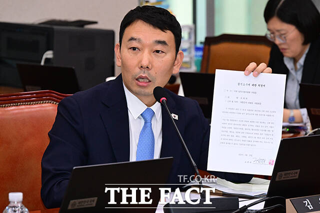 김용민 더불어민주당 의원이 조희대 대법원장의 출석요구에 대한 의견서를 들어보이고 있다.