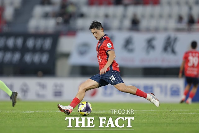 ‘하나은행 K리그1 2025’ 31라운드 MVP 영예를 차지한 김천상무의 이동경(28)./K리그