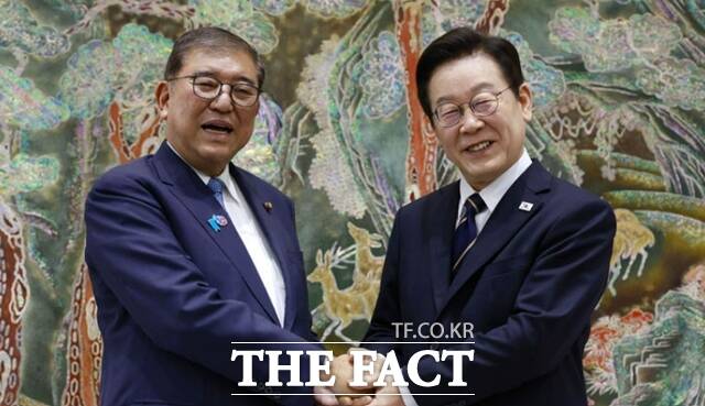 한일 양국은 한일 공통 사회문제 협의체 1차 회의를 개최하고 저출산·고령화 등 사회문제에 공동 대응하기로 했다. 사진은 이재명 대통령과 이시바 시게루 일본 총리가 30일 부산 누리마루 APEC 하우스 기념관에서 한일 정상회담에 앞서 기념 촬영을 한 모습. /뉴시스