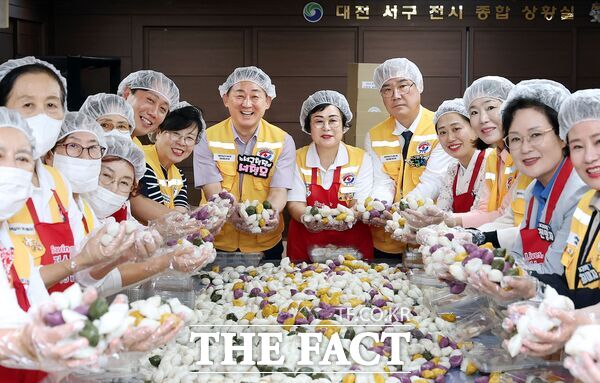 29일 대전 서구 구청에서 대한적십자사봉사회 대전서구협의회 회원 40여 명이 취약계층 400가구를 대상으로 '사랑의 송편 나눔 행사'를 펼치는 모습 /대전 서구