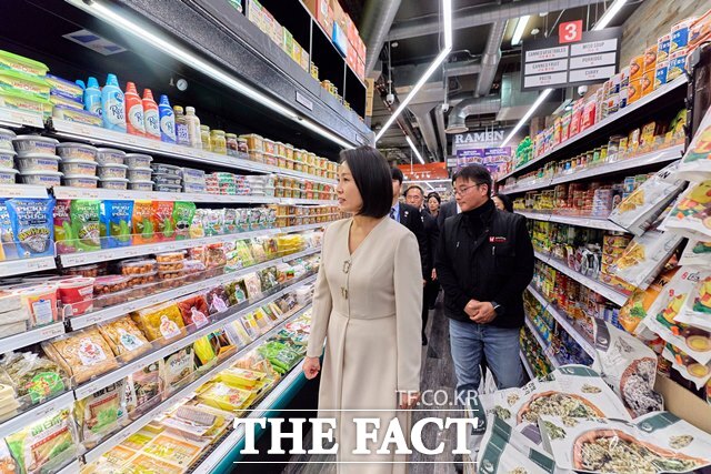 영부인 김혜경 여사는 29일 저녁 갑작스런 어지럼증을 호소해 검진을 받았고, 그 결과에 따라 이석증 치료를 받았다. 이재명 대통령 방미 일정에 동행한 김 여사가 23일(현지시간) 미국 뉴욕 코리아타운을 찾아 식료품을 둘러보고 있다. /대통령실