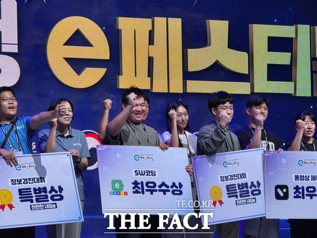 ‘2025년 전국 장애학생 e페스티벌 본결선대회’ 소프트웨어(SW)코딩 종목에서 유성고 정다원 학생(고3)이 최우수상을 받고 포즈를 취하고 있다. /대전교육청