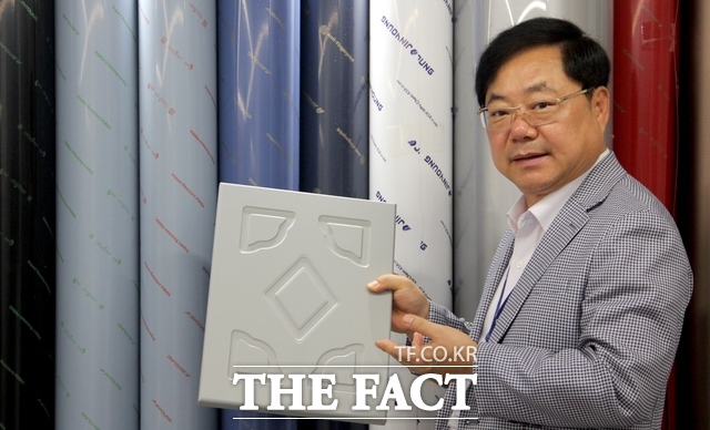 심영수 진영 회장이 ASA 데코시트의 퍼펙트 클린 기능과 생명안전을 지킬 수 있는 친환경 방염 필름의 가성비에 대해 설명하고 있다. /김형수 선임기자