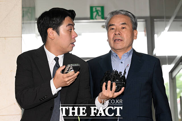 이종섭 전 국방부 장관이 30일 오전 서울 서초구 한샘빌딩에 마련된 순직 해병 특검 사무실에 피의자 신분으로 출석하고 있다. /서예원 기자