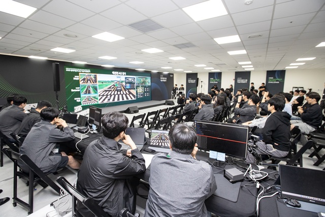 현대자동차그룹은 30일 서울 성동구 팩토리얼 성수에서 2025 자율주행 챌린지 2차 대회 결승전을 개최했다고 밝혔다. 2차 대회 예선 참가 대학생들이 가상도로 환경에서 자율주행 미션을 수행하고 있다. /현대차그룹