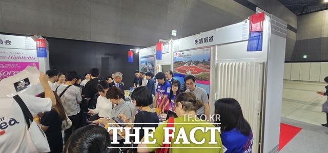 일본 아이치현 국제전시장에서 열린 투어리즘 EXPO 재팬 2025 아이치·주부호쿠리쿠 충남도 홍보 부스에 현지인들의 발길이 이어지고 있다. /충남도