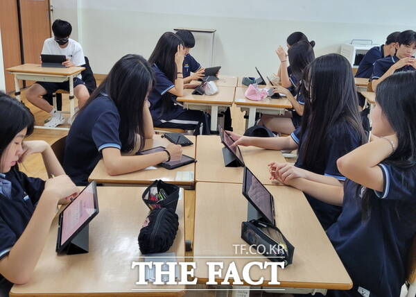 대전봉명중학교 학생들이 도박예방 표어 제작 활동을 하고 있는 모습. /대전시교육청