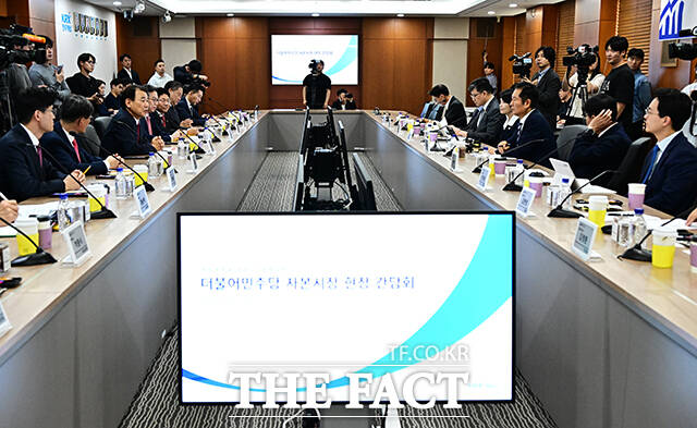 모두발언하는 정은보 한국거래소 이사장(왼쪽).