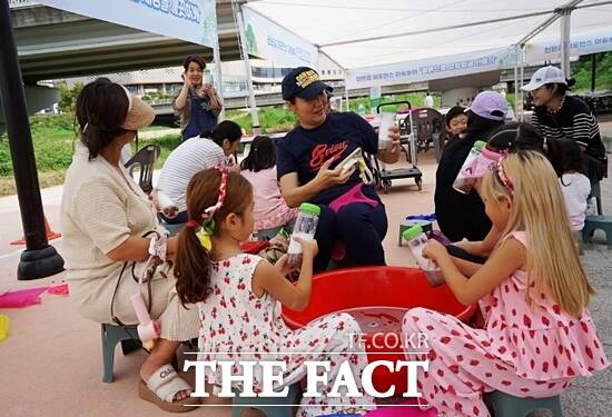 고양시가 지난 27일 창릉천 발물놀이터에서 진행한 2025년 에코생활 실천사업–자연의 부탁, 그리고 나의 대답에 참여한 가족들이 천연 세정 활동인 거품으로 세상을 깨끗하게 프로그램에 참여하며 즐거운 시간을 보내고 있다. /고양시