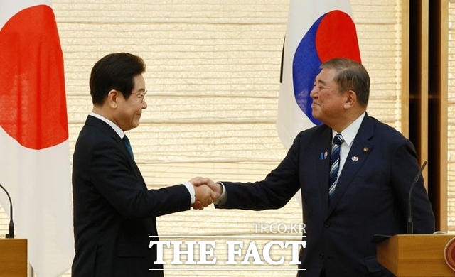 이재명 대통령과 이시바 시게루 일본 총리가 23일(현지시간) 일본 도쿄 총리 관저에서 한일 공동언론발표를 마친 뒤 악수를 하고 있다. /뉴시스
