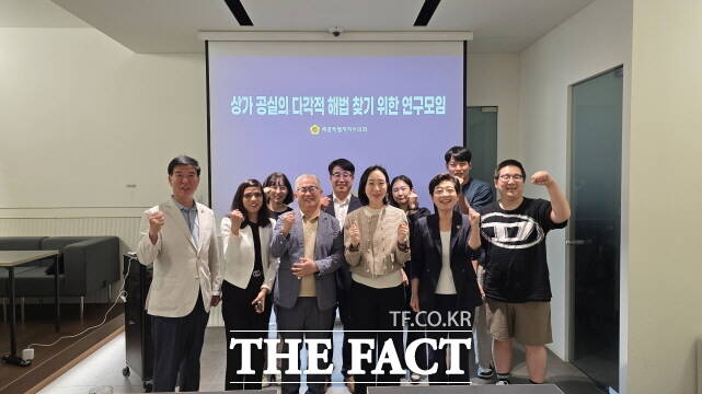 세종시의회 연구모임 ‘상가 공실의 다각적 해법 찾기’가 29일 어진동 샘 회의실에서 간담회를 열고 기념촬영을 하고 있다. /세종시의회