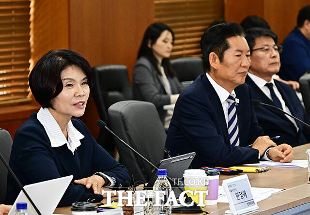 모두발언하는 한정애 더불어민주당 정책위의장(왼쪽).