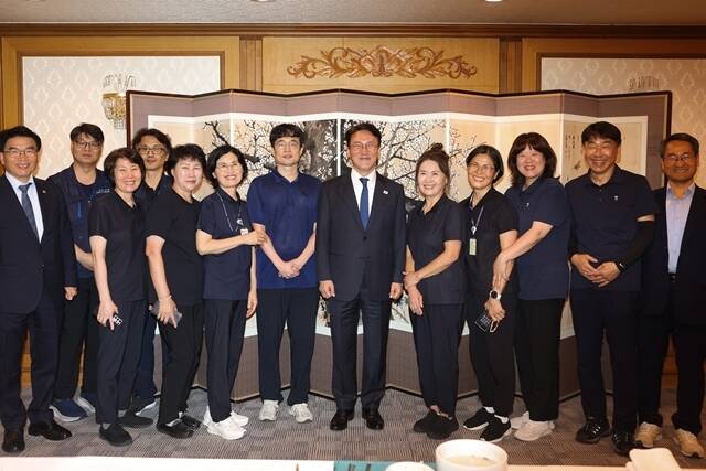 김민석 국무총리는 30일 추석 연휴를 앞두고 정부서울청사에서 환경실무원들과 오찬을 갖고 애로사항을 들었다. 김 총리는 말씀 주셨던 의견들, 제가 몰랐던 현장의 어려움들에 대해 고민하겠다고 말했다. /총리실