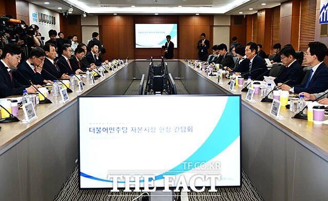 모두발언하는 정청래 더불어민주당 대표(오른쪽)