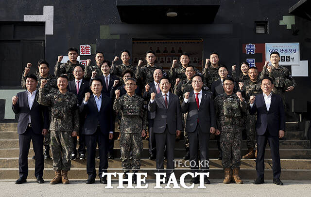 기념촬영 하는 참석자들