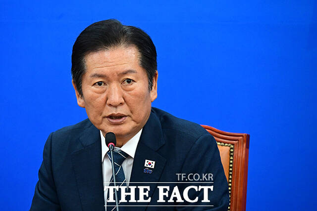 정청래 더불어민주당 대표가 30일 당 서울시당 한 인사가 종교단체 신도들을 대거 입당시켜 내년 지방선거 서울시장 경선에 개입을 시도하려 했다는 의혹에 대해 당 윤리감찰단에 진상조사를 지시했다. /남윤호 기자