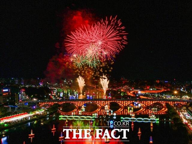 진주남강유등축제가 오는 4일부터 19일까지 진주성 및 남강 일원에서 펼쳐진다. /진주시