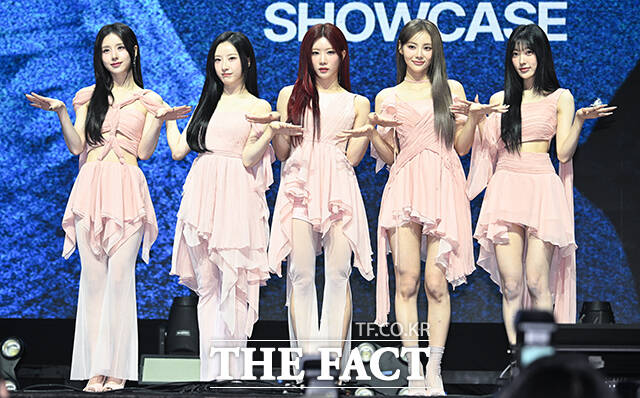 걸그룹 아르테미스가 오는 11월 복미와 남미에서 월드 투어를 개최한다. 사진은 지난 6월 미니 앨범 Club Icarus 발매 당시 모습. /박헌우 기자