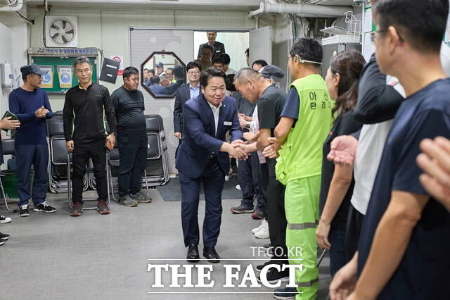 오세현 아산시장이 환경미화원 사무실을 찾아 직원들 격려하고 있다. /아산시