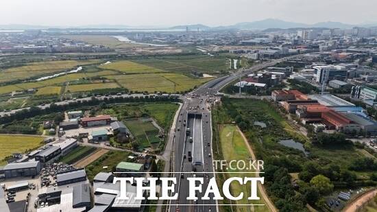 ‘국지도84호선 초지대교~인천간 도로에서 지난 2021년 12월 우선 개통한 대명교차로에서 학운4-1교차로 구간에 이어 내달 1일 개통하는 양촌산단교차로 지하차도의 모습./경기