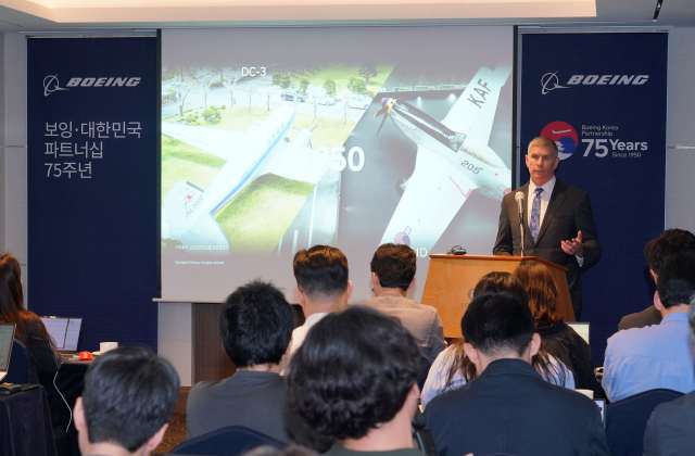 보잉코리아는 최근 산업부 주관 글로벌 기업 산업기술 연계 연구개발사업 차세대 6G 항공 통신 기술을 위한 지능형 표면 시스템 개발에 씨에스아이비젼(CSI Vision), 성균관대학교와 함께 선정됐다. 윌 셰이퍼 보잉코리아 사장이 지난 24일 서울 중구 롯데호텔 서울 이그제큐티브타워에서 기자간담회를 여는 모습. /보잉코리아
