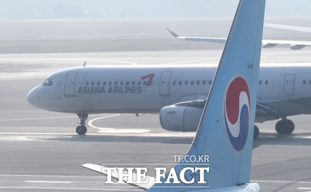 대한항공이 아시아나항공과 합병 이후에도 10년 동안 아시아나항공 고객이 마일리지를 그대로 사용 가능하도록 할 방침이다./더팩트DB