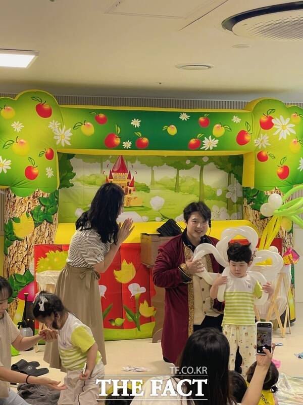 대전시 서구에 위치한 국공립 둔산더샵미리별어린이집, 국공립 장애전문 용문어린이집, 국공립 갈마하나어린이집이 30일 원아들을 대상으로 버블쇼와 마술쇼 특별 프로그램을 진행하고 있다. /용문어린이집