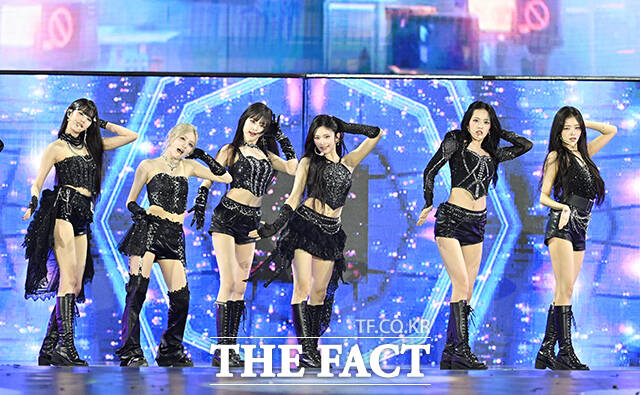 K팝 콘텐츠의 세계적 영향력이 빛을 발하는 가운데 중국산 짝퉁 K팝 굿즈가 국내로 대량 유입·유통되다 적발된 것으로 확인됐다. 적발 건수 중 가장 많은 위조 포토카드 브랜드는 걸그룹 아이브(71만3593장)였다. 지난 20일 2025 더팩트 뮤직 어워즈에서 아이브가 화려한 무대를 펼치는 모습. /임영무 기자