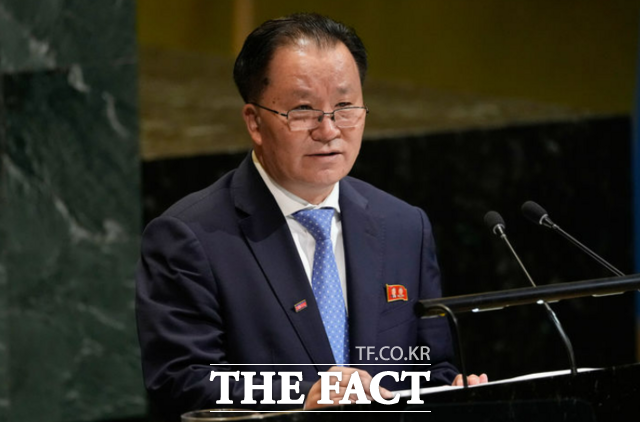 김선경 북한 외무성 부상은 29일(현지시간) 제80차 유엔총회 고위급 회기 일반 토의 연설을 통해 우리에게 비핵화라는 건 곧 자주권을 포기하고 생존권을 포기하며 헌법을 어기라는 것과 마찬가지라고 밝혔다. 북한의 유엔총회 고위급 파견은 7년 만이다. /뉴욕=AP. 뉴시스