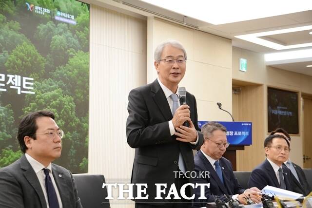 임종룡 우리금융그룹 회장이 계열사 최고경영자(CEO)들과 함께 29일 서울 명동에 위치한 우리은행 본점에서 우리금융 미래동반성장 프로젝트 CEO 합동 브리핑에 참석해 기자들의 질문에 답변하고 있다. /김태환 기자