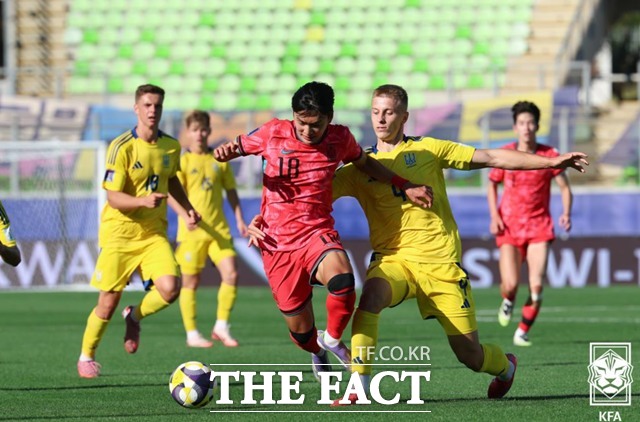오는 10월 1일(수) 오전 8시(한국시간) 칠레 발파라이소에서 열리는 ‘2025 국제축구연맹(FIFA) 20세 이하(U-20) 월드컵’ 조별예선 2차전 대한민국(홈)-파라과이(원정)전을 대상으로 한 프로토 승부식 115회차 게임이 마감을 앞두고 있다. 사진은 한국과 우크라이나의 1차전./KFA