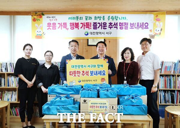 서철모 대전 서구청장이 29일 추석 명절을 앞두고 아동복지시설 7개소를 방문해 아이들과 종사자를 격려하고 위문품을 전달했다. 사진은 정림원 방문 모습. /대전 서구