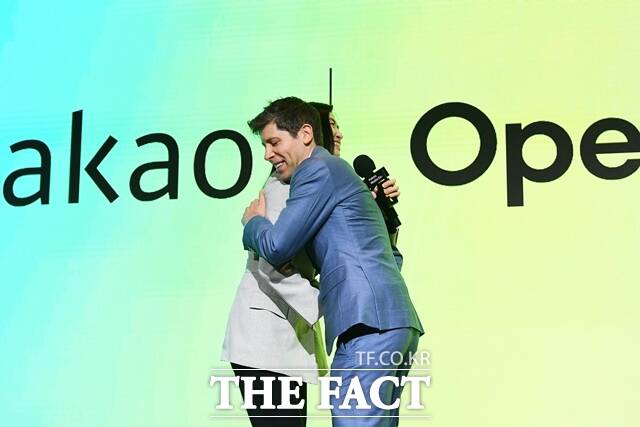 샘 올트먼 CEO가 지난 2월 카카오 미디어데이에 참석해 정신아 카카오 대표와 포옹하고 있다. /서예원 기자