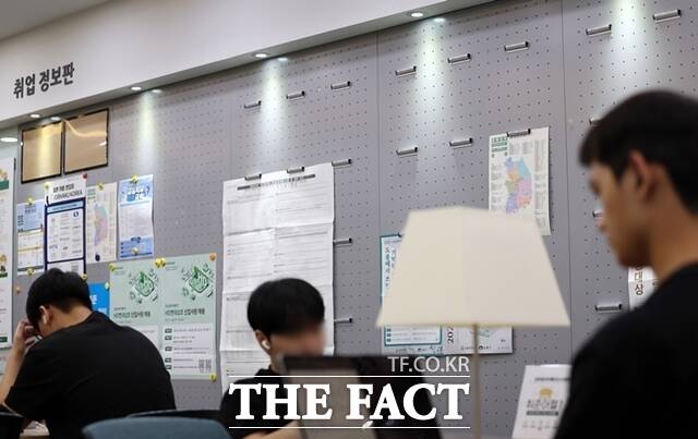 지난해 국내 기업이 근로자 1명을 고용하는 데 지출한 비용이 월 평균 636만원 수준인 것으로 나타났다. 전년보다 3.8% 증가했다./뉴시스