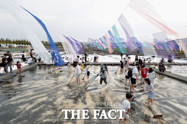 제20회 시흥갯골축제에서 어린이들이 소금을 만들고 있다. /시흥시