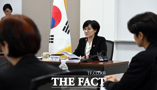 여성가족부는 30일 국무회의에서 정부조직법 개정안이 의결됨에 따라 여가부 명칭은 다음 달 1일 0시부로 성평등가족부로 변경된다고 밝혔다. 사진은 원민경 여성가족부 장관이 지난 24일 서울 종로구 정부서울청사에서 스토킹·교제폭력 관련 대책회의에서 발언하는 모습. /임영무 기자