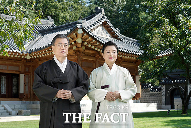 문재인 대통령(왼쪽)과 김정숙 여사가 2020년 9월 30일 청와대 상춘재 앞에서 국민들에게 추석 인사를 전하고 있다. /청와대