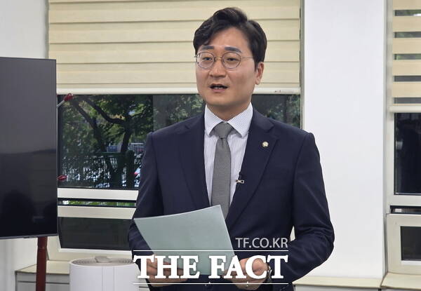 장철민 더불어민주당 의원(대전 동구)이 30일 대전시의회 기자실에서 기자회견을 갖고 2025년도 국정감사 방향에 대해 설명하고 있다. /정예준 기자