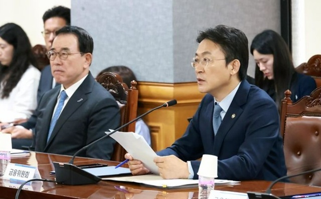 은행연합회는 30일 오전 서울 중구 은행회관에서 17개 은행 및 정책금융기관(신보, 기보, 무보, 캠코 등), 금융위원회, 금융감독원과 함께 산업 구조혁신 지원 금융권 협약식을 개최했다. 권대영 금융위 부위원장은 이번 협약은 선제적 사업재편의 틀을 마련했다는 의미가 있다고 언급하면서 석유화학산업이 첫 사례가 될 것이라고 설명했다. /금융위원회