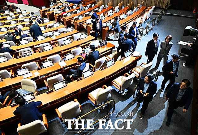 검찰청 폐지를 뼈대로 하는 정부조직법 개정안과 방송통신위원회를 폐지하고 방송미디어통신위원회를 신설하는 방송미디어통신위원회 설치법이 국무회의를 통과했다. 25일 오후 서울 여의도 국회에서 본회의가 열린 가운데 국민의힘 의원들이 정부조직법 일부개정법률안이 상정된 뒤 회의장을 나서고 있다. /배정한 기자