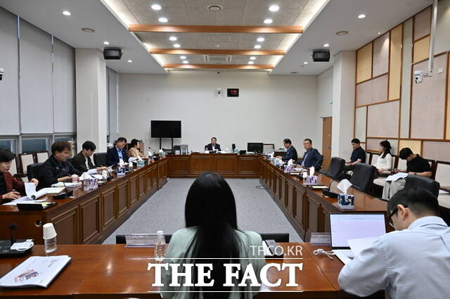 30일 완주군의회 조례정비·특례 발굴 연구회가 완주군 조례정비 및 특례발굴 연구용역 중간보고회를 열고, 중간 성과를 공유하고 향후 추진 방향을 논의하고 있다. /완주군의회