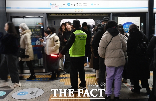 보건복지부와 한국생명존중희망재단은 30일 오후 서울 강남구 삼정호텔 에서 제8차 생명존중정책 민관협의회를 열고 생명지키기 공동 실천 선언문을 선포했다고 밝혔다. 사진은 지난 1월 5일 오전 서울 용산구 서울역 4호선 시민들. /서예원 기자