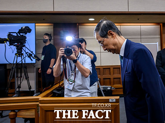 한덕수 전 국무총리가 30일 서울 서초구 서울중앙지법에서 열린 내란 우두머리 방조 및 위증 등 혐의 재판에 피고인으로 출석하고 있다. /사진공동취재단