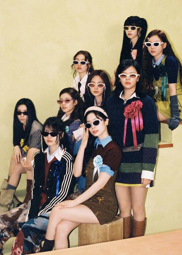 트와이스가 데뷔 10주년 기념 스페셜 앨범 TEN: The story Goes On 콘셉트 포토를 공개했다. 앞서 공개된 새 앨범 프롤로그 필름 속 10주년 장기자랑을 준비하는 아홉 멤버의 위트 넘치는 순간들을 담아냈다. /JYP엔터