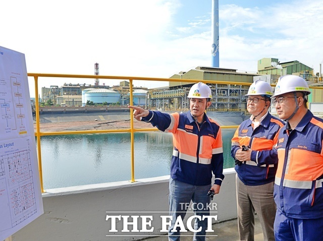 28~29일 이틀간의 일정으로 울산 온산제련소를 방문한 최윤범 고려아연 회장(왼쪽 첫 번째)이 게르마늄 공장 신설 준비 현장을 점검하고 있다. /고려아연