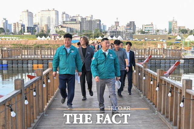 최원철 공주시장을 비롯한 관계자들이 30일 제71회 백제문화제의 성공적인 개최를 위해 주요 행사장에 대한 현장 점검을 펼치고 있다. /공주시