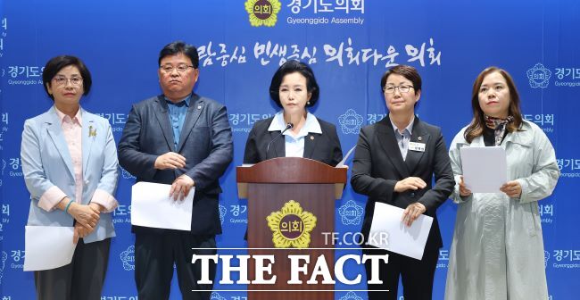 경기도의회 더불어민주당 소속 군포지역 도의원들이 30일 도의회 브리핑실에서 기자회견을 하고 있다./경기도의회