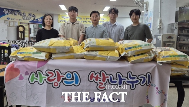 구미상공회의소는 민족 최대의 명절 추석을 앞두고 지난 26일과 29일 이틀 동안 ‘사랑의 쌀 나눔’ 사회공헌 활동을 벌였다. /구미상공회의소