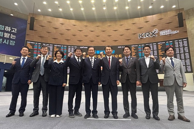 30일 한국거래소 서울 사옥에서 열린 더불어민주당 자본시장 현장 간담회 이후 열린 브리핑에서 정청래 더불어민주당 대표(왼쪽에서 다섯번째), 정은보 한국거래소 이사장(오른쪽에서 네번째) 등 관계자들이 기념촬영을 하고 있다. /이라진 기자